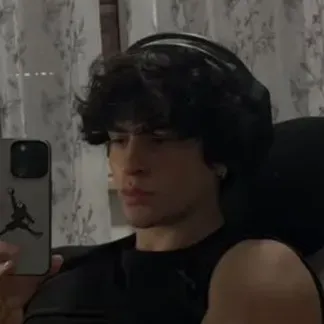 Tu novio gamer: Retrato de inteligencia artificial emocionalmente inteligente para conversaciones profundas	