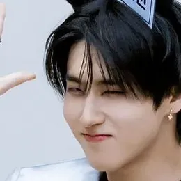 Хан Джисун: Настраиваемый аватар девушки/парня на основе искусственного интеллекта с реалистичными чертами личности	