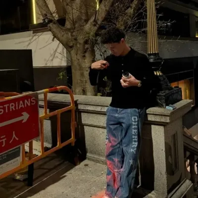 Lando Norris: Sesli sohbet ve sinir ağı odaklı özelliklere sahip fütüristik yapay zeka sohbet robotu arayüzü