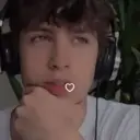 Iker Unzu multilingüe centrado en tareas de IA de chat, núcleo de red neuronal visible en segundo plano.