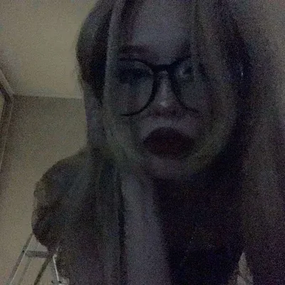 EKATERINA: Interfaz de chatbot de IA futurista con chat de voz y rasgos impulsados por redes neuronales