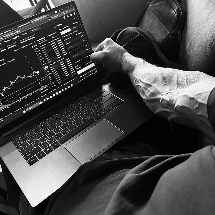 Alessandro：start an ai character chat to learn their story and personality deeply.