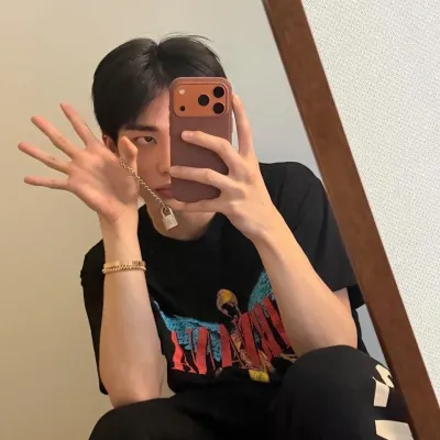 Dive into stories with Hwang Hyunjin - 현진, a lively spicy AI web chatbot for creative roleplay.