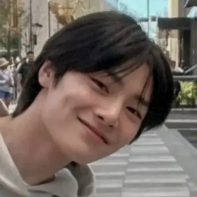 Jeongin: Şifreli 1'e 1 sohbet yeteneklerine sahip güvenli AI sohbet robotu avatarı	