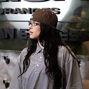 Billie Eilish: Mascotte interattiva di chatbot AI per chat casuali e giochi di ruolo guidati dalla community