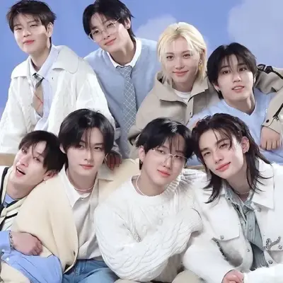 Stray Kids - ルールのない学校: リアルな性格特性を持つカスタマイズ可能な AI ガールフレンド/ボーイフレンド アバター