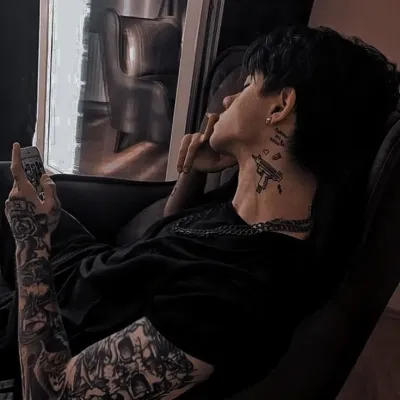 Simon brings anime characters to life with anime AI chatbot experiences.