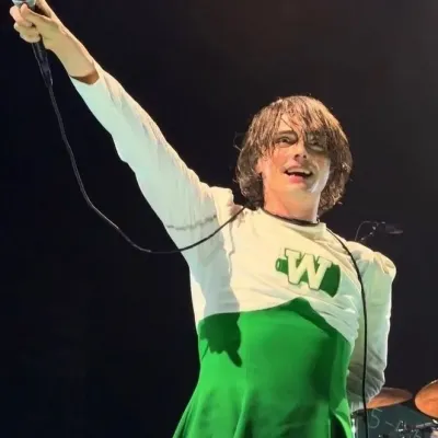 Gerard Way: Multilingual AI conversation partner icon for global chat online services