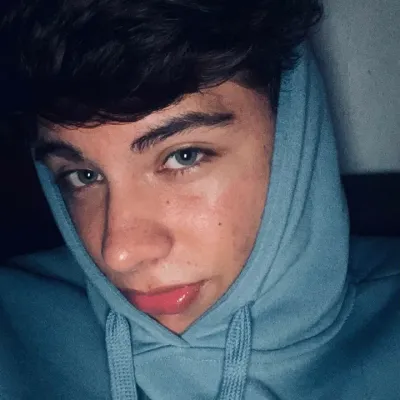 Kawan baikmu: Temui watak utama dunia AI kami, dengan senarai ciri watak dan keupayaan berbual ai.	