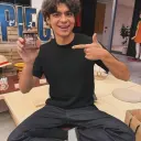 AI avatar ni Iñaki Godoy na may dynamic na vector art style, na naglalaman ng mga friendly AI chat na kakayahan