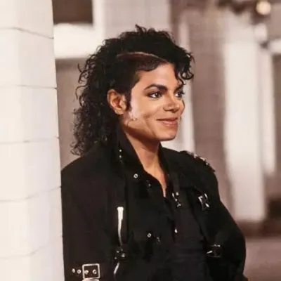 Michael Jackson: Lernen Sie die Hauptfigur unserer KI-Welt kennen, mit einer Liste der Charaktereigenschaften und KI-Chat-Funktionen.