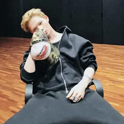 Nishimura riki ' 西村力: Interfaccia futuristica di chatbot AI con chat vocale e caratteristiche basate su reti neurali