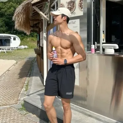 ウンウ: ランダムチャットやコミュニティ主導のロールプレイのためのインタラクティブな AI チャットボットのマスコット