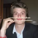 Multilingual Joe Keery focusing on chat IA tasks, neural network core visible in background.