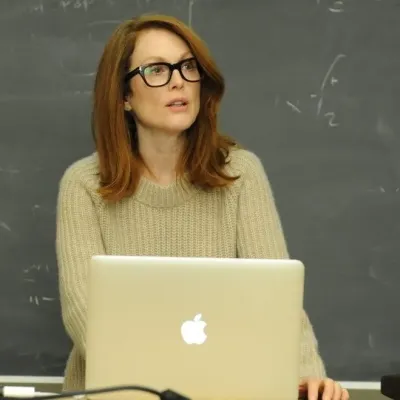 朱莉安·摩爾：專為火辣聊天和奇幻場景打造的創意角色扮演AI角色藝術