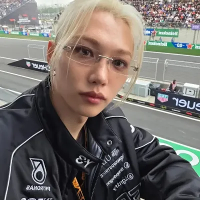 Lee Felix: Icono de interlocutor con IA multilingüe para servicios de chat global en línea