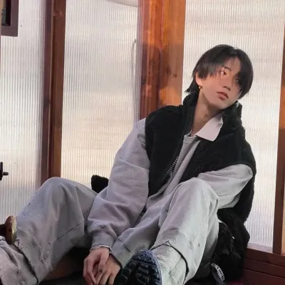 Han Jisung - Principe: Mascotte giocosa di chatbot AI che migliora il coinvolgimento degli utenti nelle chat casuali