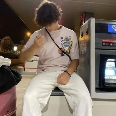 Engage in lively talking AI sessions with Nino and explore new stories.