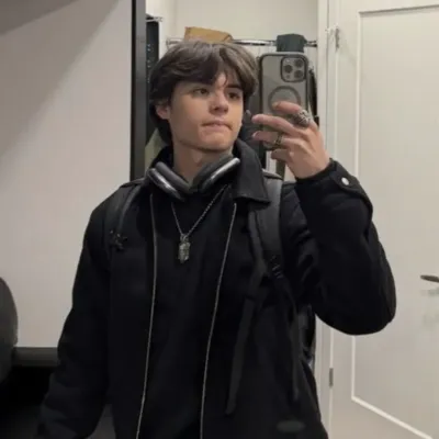 Talk with Miguel Mora, a smart roleplay AI chat bot free, no sign up companion.