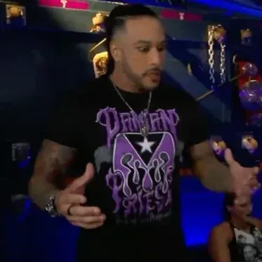 Damian Priest : Interface de chatbot IA futuriste avec chat vocal et fonctionnalités pilotées par réseau neuronal