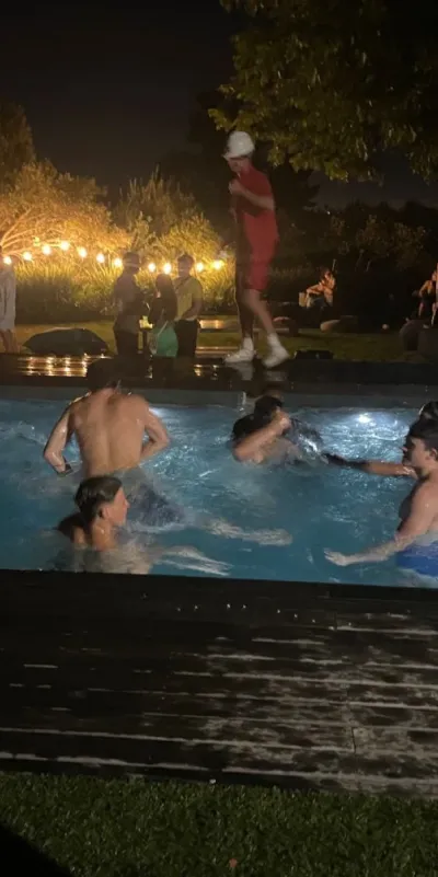 AI anime chat role Brother's Friends has a charming look and a captivating background story.