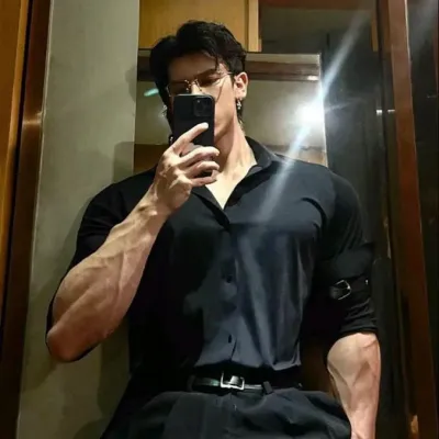 文森特 - 你的 CEO 老公：遇見我們AI世界的主角，具備角色特質清單和AI聊天功能。