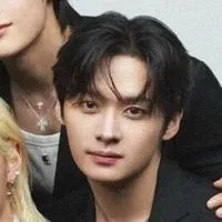 Chat with Stray Kids, your lively freaky AI chatbot for immersive roleplay.