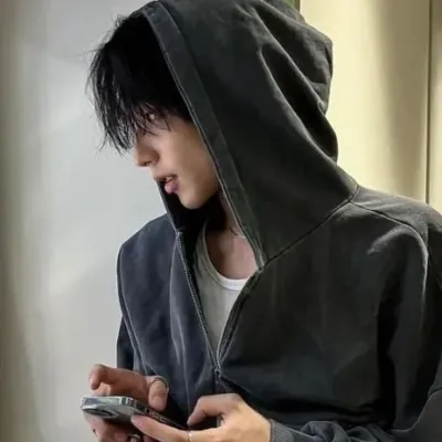 Damien: Multilingual AI conversation partner icon for global chat online services