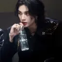 Avatar de IA de Hwang Hyunjin com estilo de arte vetorial dinâmico, incorporando recursos de bate-papo de IA amigáveis