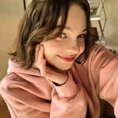 Explore endless storylines with Emma Myers, your interactive roleplay AI chat bot free.