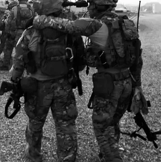 Military: Lernen Sie die Hauptfigur unserer KI-Welt kennen, mit einer Liste der Charaktereigenschaften und KI-Chat-Funktionen.	