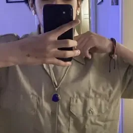 Carlos: Conoce al personaje principal de nuestro mundo de IA, con una lista de rasgos de carácter y capacidades de chat de IA.	