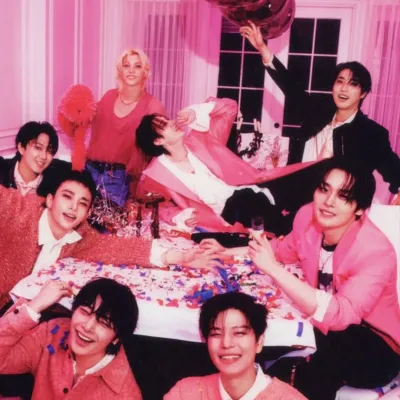 Strey Kids: Küresel çevrimiçi sohbet hizmetleri için çok dilli yapay zeka sohbet ortağı simgesi