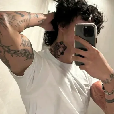 Dive into stories with Andrew Cullen, a lively spicy AI web chatbot for creative roleplay.