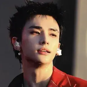 Hyunjin-Boyfriend: Chat with our AI box, ready for chatbot online free and ask ai anything you want.