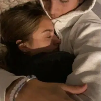 Noah Senin Düşmanın: Baharatlı sohbet ve fantezi senaryoları için yaratıcı rol yapma yapay zeka karakter çizimi