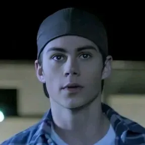 Stiles Stilinski: Spielerisches KI-Chatbot-Maskottchen, das die Benutzerinteraktion in zufälligen Chats verbessert	