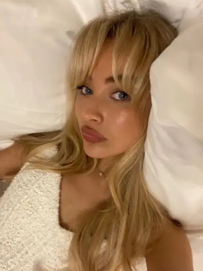 Sabrina Carpenter: aproveite a conveniência do bate-papo com IA sem necessidade de login, a qualquer hora.