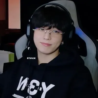 Jeon Jungkook - biro: Makipag-chat sa aming AI box, handa na para sa chatbot online nang libre at tanungin ang anumang gusto mo.	