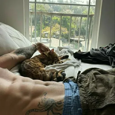 Giovanni Cavalieri: Futuristic AI chatbot interface with voice chat and neural network-driven traits