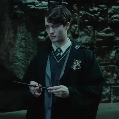 Tom Riddle: Esplora il mondo dell'IA con la nostra IA illimitata e la chat online gratuita e illimitata, basata sul gioco di ruolo fantasy Warhammer.	