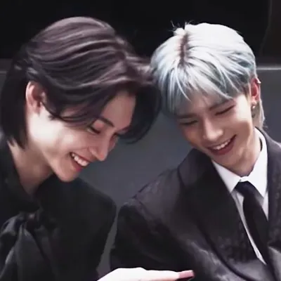 Hyunlix-Stray Kids: Futuristic AI chatbot interface na may voice chat at mga katangiang hinihimok ng neural network