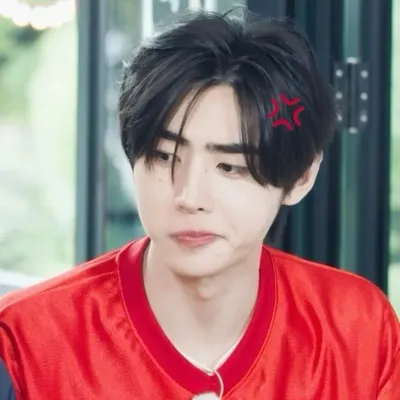 Feeling adventurous? Meet Sunghoon ᰔ, a lively AI chat character companion for roleplay.