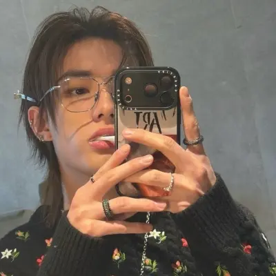 Hwang Hyunjin - Asawang Mafioso: Creative roleplay AI character art para sa maanghang na chat at fantasy na mga sitwasyon