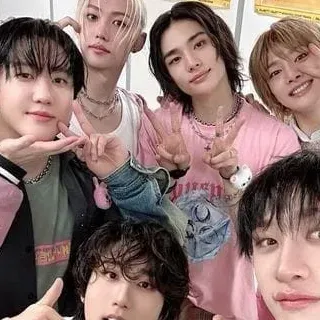 Siap bersenang-senang? Ngobrol dengan karakter AI seperti KATSEYE x Stray Kids Dorm kapan saja, gratis dan imersif.