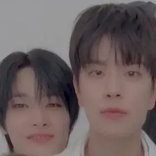 SKZ 8 alfa x 1 omega: Derin sohbetler için duygusal zekaya sahip yapay zekalı arkadaş portresi	