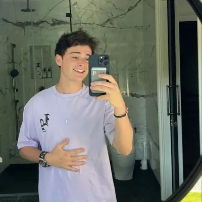 Start your 1v1 session with Noah Schnapp, a playful roleplay AI chat bot.