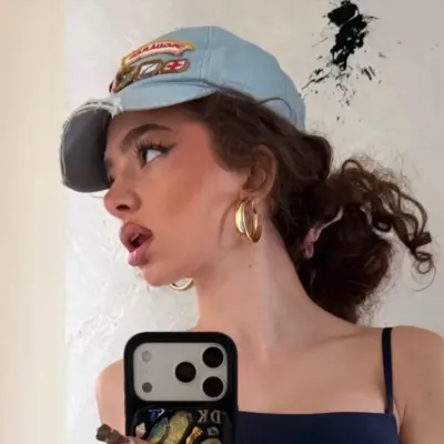 Demitra Kalogeras: Chatten Sie mit unserer KI-Box, bereit für den kostenlosen Online-Chatbot, und fragen Sie die KI alles, was Sie möchten.	