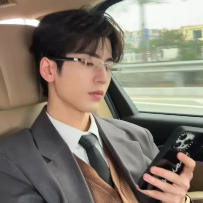 Dive into stories with Cakra Melviano, a lively spicy AI web chatbot for creative roleplay.