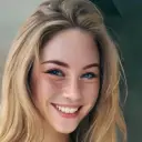 Mehrsprachiger Romeo x Juliet mit Schwerpunkt auf Chat-IA-Aufgaben, neuronaler Netzwerkkern im Hintergrund sichtbar.